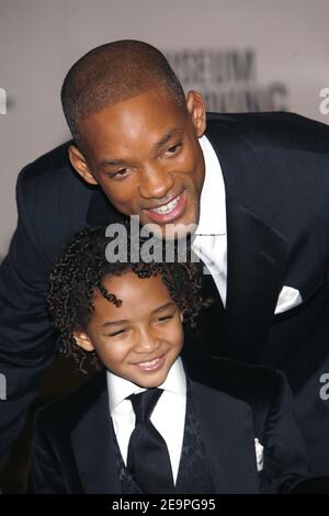 Der Preisträger will Smith (C) besucht mit seinem Sohn, dem Schauspieler Jaden Smith, die jährliche Gala des American Museum of the Moving Image Salute 22nd, die am 3. Dezember 2006 im Waldorf Astoria Hotel in New York City, NY, USA, stattfand. Foto von Gerald Holubowicz/ABACAPRESS.COM Stockfoto