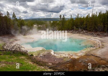 Vorbeiziehende Sturmwolken ziehen über Emerald Spring im Norris Geyser Basin. Yellowstone National Park, Wyoming Stockfoto