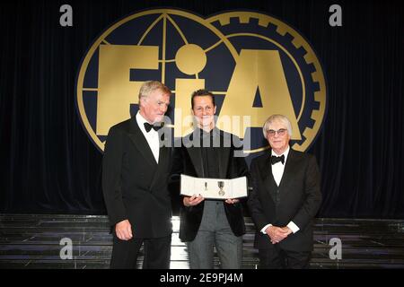 FIA-Präsident Max Mosley, links, und FOM-Präsident Bernie Ecclestone, rechts, umgaben den deutschen Formel-1-Fahrer Michael Schumacher mit der Goldmedaille der FIA Academy während der FIA-Preisverleihung 2006 in Monaco am 8. Dezember 2006. Foto von Frederic Nebinger/Cameleon/ABACAPRESS.COM Stockfoto