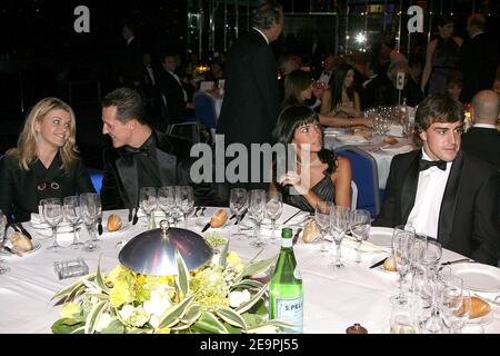 Spaniens Formel-1-Weltmeister Fernando Alonso mit seiner Freundin Raquel Rosario und der ehemalige deutsche Formel-1-Champion Michael Schumacher mit seiner Frau Corinna während der FIA Gala 2006 in Monaco am 8. Dezember 2006. Foto von Frederic Nebinger/ABACAPRESS.COM Stockfoto