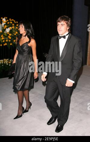 Spaniens Formel-1-Weltmeister Fernando Alonso kommt mit seiner Freundin Raquel Rosario zur FIA Gala 2006 am 8. Dezember 2006 nach Monaco. Foto von Frederic Nebinger/ABACAPRESS.COM Stockfoto