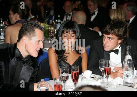 Spaniens Formel-1-Weltmeister Fernando Alonso mit seiner Freundin Raquel Rosario und dem ehemaligen deutschen Formel-1-Champion Michael Schumacher während der FIA Gala 2006 in Monaco am 8. Dezember 2006. Foto von Frederic Nebinger/ABACAPRESS.COM Stockfoto