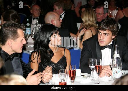 Spaniens Formel-1-Weltmeister Fernando Alonso mit seiner Freundin Raquel Rosario und dem ehemaligen deutschen Formel-1-Champion Michael Schumacher während der FIA Gala 2006 in Monaco am 8. Dezember 2006. Foto von Frederic Nebinger/ABACAPRESS.COM Stockfoto