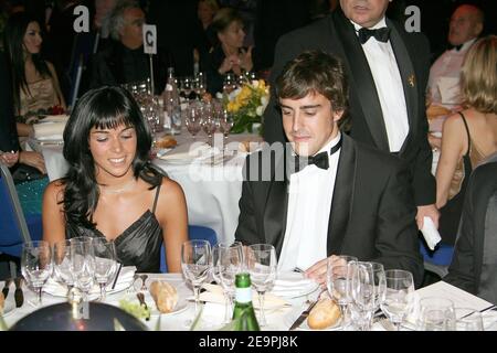 Spaniens Formel-1-Weltmeister Fernando Alonso und seine Freundin Raquel Rosario während der FIA Gala 2006 in Monaco am 8. Dezember 2006. Foto von Frederic Nebinger/ABACAPRESS.COM Stockfoto