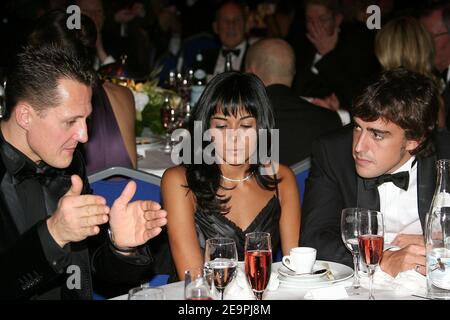 Spaniens Formel-1-Weltmeister Fernando Alonso mit seiner Freundin Raquel Rosario und dem ehemaligen deutschen Formel-1-Champion Michael Schumacher während der FIA Gala 2006 in Monaco am 8. Dezember 2006. Foto von Frederic Nebinger/ABACAPRESS.COM Stockfoto