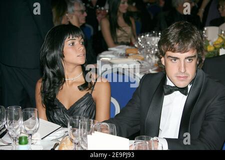 Spaniens Formel-1-Weltmeister Fernando Alonso und seine Freundin Raquel Rosario während der FIA Gala 2006 in Monaco am 8. Dezember 2006. Foto von Frederic Nebinger/ABACAPRESS.COM Stockfoto