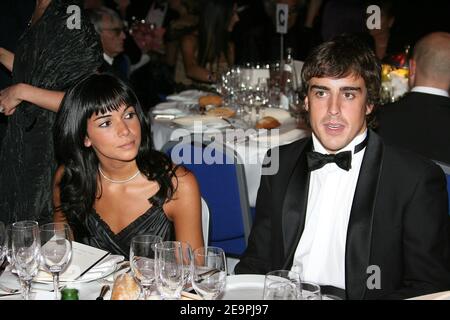 Spaniens Formel-1-Weltmeister Fernando Alonso mit seiner Freundin Raquel Rosario während der FIA Gala 2006 in Monaco am 8. Dezember 2006. Foto von Frederic Nebinger/ABACAPRESS.COM Stockfoto