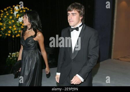 Spaniens Formel-1-Weltmeister Fernando Alonso und seine Freundin Raquel Rosario kommen am 8. Dezember 2006 zur FIA Gala 2006 in Monaco. Foto von Frederic Nebinger/ABACAPRESS.COM Stockfoto