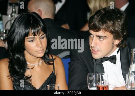 Spaniens Formel-1-Weltmeister Fernando Alonso und seine Freundin Raquel Rosario während der FIA Gala 2006 in Monaco am 8. Dezember 2006. Foto von Frederic Nebinger/ABACAPRESS.COM Stockfoto