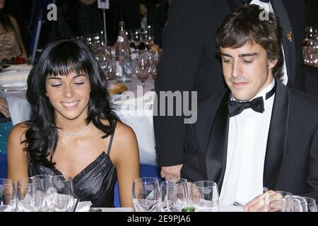 Spaniens Formel-1-Weltmeister Fernando Alonso und seine Freundin Raquel Rosario während der FIA Gala 2006 in Monaco am 8. Dezember 2006. Foto von Frederic Nebinger/ABACAPRESS.COM Stockfoto