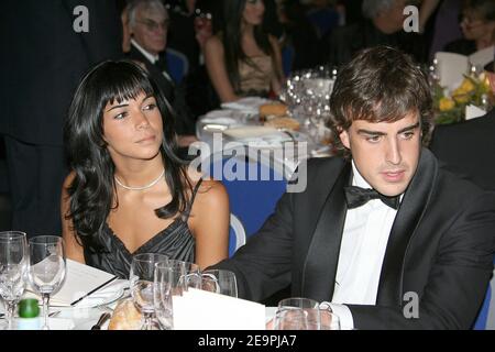 Spaniens Formel-1-Weltmeister Fernando Alonso und seine Freundin Raquel Rosario während der FIA Gala 2006 in Monaco am 8. Dezember 2006. Foto von Frederic Nebinger/ABACAPRESS.COM Stockfoto