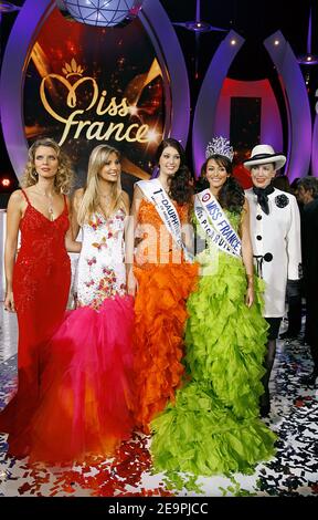 Rachel Legrain-Trapani (grünes Kleid), gekrönt Miss France 2007, posiert mit ihrer Vorgängerin Alexandra Rosenfeld während der Miss France Wahl 2007 im 'Futuroscope', in Poitiers, Frankreich, am 9. Dezember 2006. Miss Picardie, Rachel Legrain-Trapani, ist Miss France 2007. Foto von Patrick Bernard/ABACAPRESS.COM Stockfoto