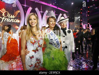 Miss Picardie, Rachel Legrain-Trapani (grünes Kleid), gekrönt Miss France 2007, posiert mit ihrer Vorgängerin Alexandra Rosenfeld und Madame Genevieve de Fontenay während der Miss France Wahl 2007 im 'Futuroscope', in Poitiers, Frankreich, am 9. Dezember 2006. Miss Picardie, Rachel Legrain-Trapani, ist Miss France 2007. Foto von Patrick Bernard/ABACAPRESS.COM Stockfoto