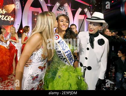 Miss Picardie, Rachel Legrain-Trapani (grünes Kleid), gekrönt Miss France 2007, posiert mit ihrer Vorgängerin Alexandra Rosenfeld und Madame Genevieve de Fontenay während der Miss France Wahl 2007 im 'Futuroscope', in Poitiers, Frankreich, am 9. Dezember 2006. Miss Picardie, Rachel Legrain-Trapani, ist Miss France 2007. Foto von Patrick Bernard/ABACAPRESS.COM Stockfoto