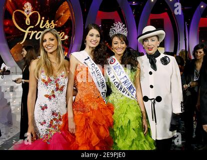 Miss Picardie, Rachel Legrain-Trapani (grünes Kleid), gekrönt Miss France 2007, posiert mit (l zu r) ihrer Vorgängerin Alexandra Rosenfeld, ihrer ersten dauphine Miss Limousin Sophie Vouzelaud und Madame Genevieve de Fontenay während der Miss France Wahl 2007 im 'Futuroscope', in Poitiers, Frankreich, am 9. Dezember 2006. Miss Picardie, Rachel Legrain-Trapani, ist Miss France 2007. Foto von Patrick Bernard/ABACAPRESS.COM Stockfoto