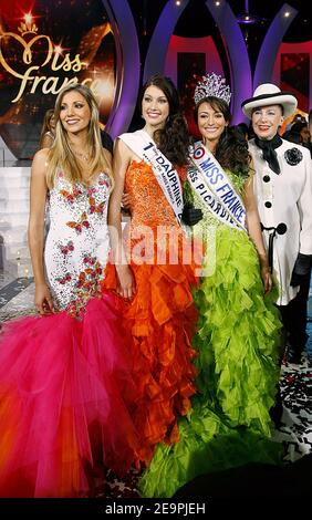 Miss Picardie, Rachel Legrain-Trapani (grünes Kleid), gekrönt Miss France 2007, posiert mit (l zu r) ihrer Vorgängerin Alexandra Rosenfeld, ihrer ersten dauphine Miss Limousin Sophie Vouzelaud und Madame Genevieve de Fontenay während der Miss France Wahl 2007 im 'Futuroscope', in Poitiers, Frankreich, am 9. Dezember 2006. Miss Picardie, Rachel Legrain-Trapani, ist Miss France 2007. Foto von Patrick Bernard/ABACAPRESS.COM Stockfoto