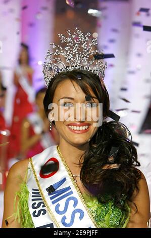 Miss Picardie, Rachel Legrain-Trapani, gekrönt Miss France 2007, während der Miss France Wahl 2007 im 'Futuroscope', in Poitiers, Frankreich, am 9. Dezember 2006. Miss Picardie, Rachel Legrain-Trapani, ist Miss France 2007. Foto von Patrick Bernard/ABACAPRESS.COM Stockfoto