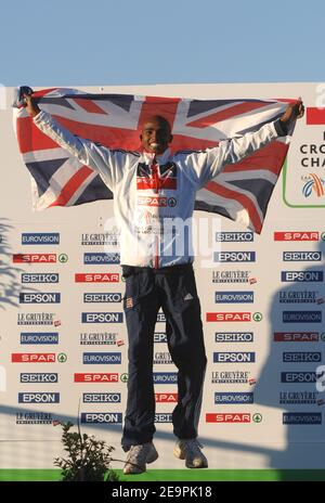 Der Brite Mo Farah feiert seinen Sieg bei den Cross-Europameisterschaften in San Giorgio su Legnano, Italien, am 10. Dezember 2006. Phot von Stephane Kempinaire/Cameleon/ABACAPRESS.COM Stockfoto