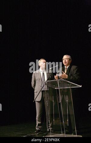 Claude Dilain, Bürgermeister von Clichy-sous-Bois, und Jean-Paul Huchon, Leiter der Region Ile-de-France, nehmen am 9. Dezember 2006 an der Vorführung des Fernsehfilms "L'Embrasement" von Philippe Triboit in Clichy-sous-Bois, Frankreich, Teil. Im Januar 2007 auf dem Fernsehsender ARTE verbreitet, zeichnet dieser Film den Tod von zwei Teenagern, Bouna und Zied, nach. Am 27th 2005. Oktober starben sie in einem elektrischen Transformator, indem sie versuchten, der Polizei zu entkommen. Es verursachte städtische Unruhen in ganz Paris. Foto von Axelle de Russe/ABACAPRESS.COM Stockfoto