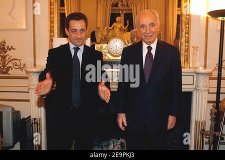 Der französische Innenminister Nicolas Sarkozy empfängt den israelischen Vizepremierminister Shimon Peres am 11. November 2006 im Innenministerium in Paris. Foto von Bernard Bisson/ABACAPRESS.COM Stockfoto