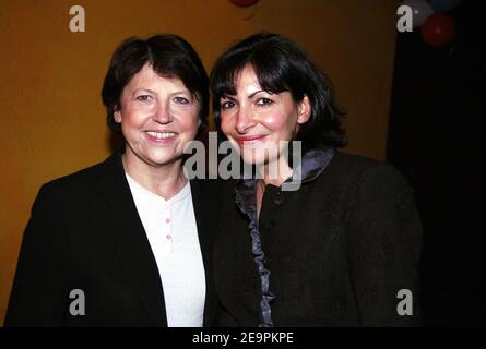 Die französische Sozialistin Martine Aubry (L) und die stellvertretende Pariser Bürgermeisterin Anne Hidalgo posieren, bevor sie an einer sozialistischen Parteiversammlung teilnimmt, in der Anne Hidalgo am 12. Dezember 2006 in Paris, Frankreich, die Kandidatur für die Parlamentswahlen 2007 ankündigt. Foto von Christophe Guibbaud/ABACAPRESS.COM Stockfoto