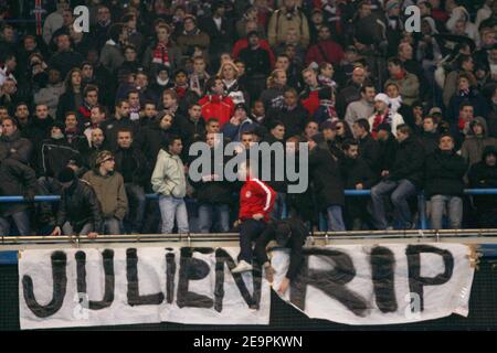 PSG-Fans während des UEFA-Cup-Fußballspiels Paris Saint-Germain gegen Panathinaikos im Parc des Princes in Paris, Frankreich am 13. Dezember 2006. PSG gewann 4-0. Foto von Mehdi Taamallah/Cameleon/ABACAPRESS.COM Stockfoto