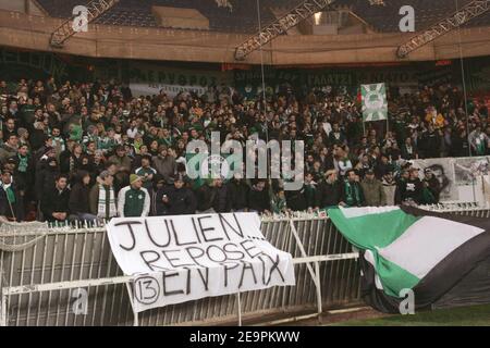 PSG-Fans tribune während des UEFA-Cup-Fußballspiels Paris Saint-Germain gegen Panathinaikos im Parc des Princes in Paris, Frankreich am 13. Dezember 2006. PSG gewann 4-0. Foto von Mehdi Taamallah/Cameleon/ABACAPRESS.COM Stockfoto