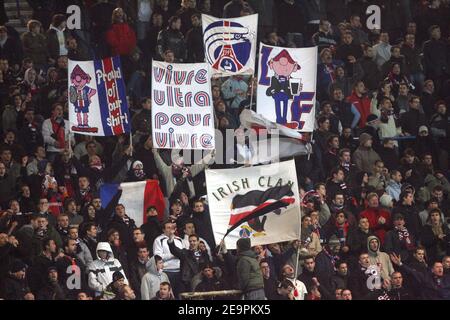 PSG-Fans während des UEFA-Cup-Fußballspiels Paris Saint-Germain gegen Panathinaikos im Parc des Princes in Paris, Frankreich am 13. Dezember 2006. PSG gewann 4-0. Foto von Mehdi Taamallah/Cameleon/ABACAPRESS.COM Stockfoto