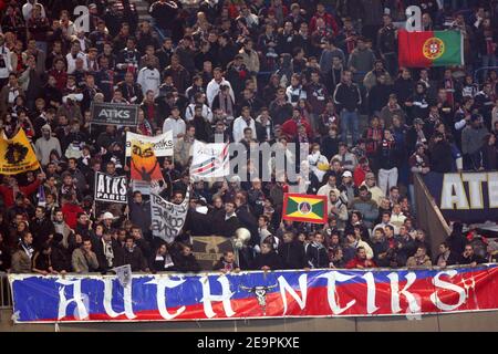 PSG-Fans während des UEFA-Cup-Fußballspiels Paris Saint-Germain gegen Panathinaikos im Parc des Princes in Paris, Frankreich am 13. Dezember 2006. PSG gewann 4-0. Foto von Mehdi Taamallah/Cameleon/ABACAPRESS.COM Stockfoto