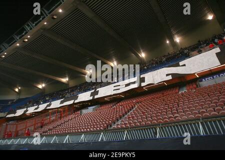 Empty's "Kop Boulogne" PSG's Fans Tribüne während des UEFA Cup Fußballspiels Paris Saint-Germain gegen Panathinaikos im Parc des Princes in Paris, Frankreich am 13. Dezember 2006. PSG gewann 4-0. Foto von Mehdi Taamallah/Cameleon/ABACAPRESS.COM Stockfoto