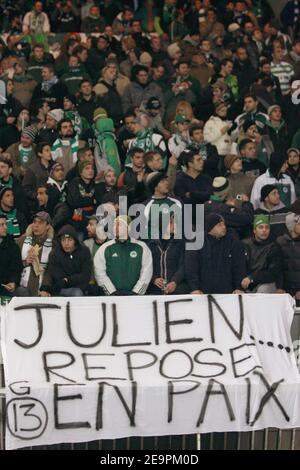 PSG-Fans während des UEFA-Cup-Fußballspiels Paris Saint-Germain gegen Panathinaikos im Parc des Princes in Paris, Frankreich am 13. Dezember 2006. PSG gewann 4-0. Foto von Mehdi Taamallah/Cameleon/ABACAPRESS.COM Stockfoto