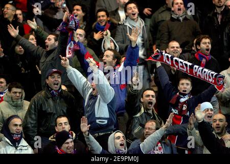 PSG-Fans während des UEFA-Cup-Fußballspiels Paris Saint-Germain gegen Panathinaikos im Parc des Princes in Paris, Frankreich am 13. Dezember 2006. PSG gewann 4-0. Foto von Mehdi Taamallah/Cameleon/ABACAPRESS.COM Stockfoto