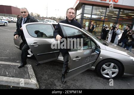 Der Führer der UDF, Francois Bayrou, besucht am 13. Dezember 2006 Lille, Frankreich. Foto von Corentin Fohlen/ABACAPRESS.COM Stockfoto