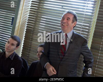 Der Führer der UDF, Francois Bayrou, besucht am 13. Dezember 2006 Lille, Frankreich. Foto von Corentin Fohlen/ABACAPRESS.COM Stockfoto