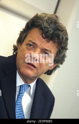 Der Minister für sozialen Zusammenhalt Jean-Louis Borloo weiht am 15. Dezember 2006 das Arbeitshaus "Arc de seine" in Issy-les-Moulineaux, einem westlichen Vorort von Paris, Frankreich, ein. Foto von Thierry Orban/ABACAPRESS.COM Stockfoto