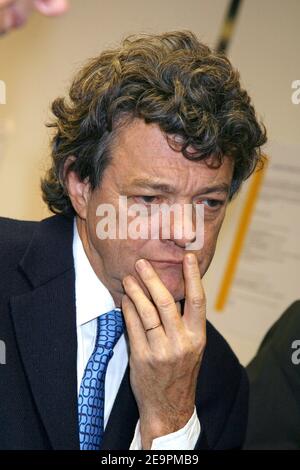 Der Minister für sozialen Zusammenhalt Jean-Louis Borloo weiht am 15. Dezember 2006 das Arbeitshaus "Arc de seine" in Issy-les-Moulineaux, einem westlichen Vorort von Paris, Frankreich, ein. Foto von Thierry Orban/ABACAPRESS.COM Stockfoto