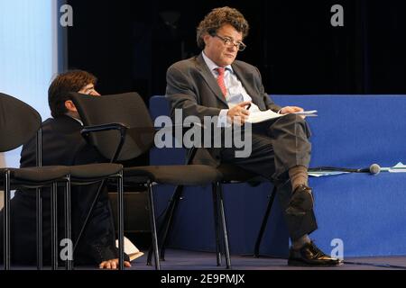 Der Minister für sozialen Zusammenhalt Jean-Louis Borloo, Co-Präsident der Partei mit Andre Rossinot, betritt die Bühne des Kongresses der französischen Radikalen Partei 107th, der am 16. Dezember 2006 auf der Equinoxe in Paris stattfand. Foto von Thierry Orban/ABACAPRESS.COM Stockfoto