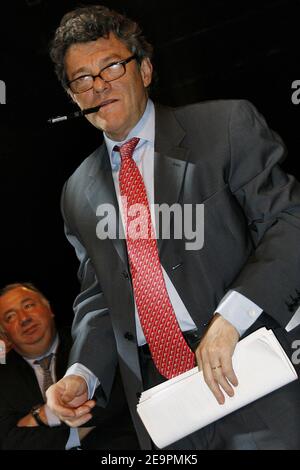 Der Minister für sozialen Zusammenhalt Jean-Louis Borloo, Co-Präsident der Partei mit Andre Rossinot, betritt die Bühne des Kongresses der französischen Radikalen Partei 107th, der am 16. Dezember 2006 auf der Equinoxe in Paris stattfand. Foto von Thierry Orban/ABACAPRESS.COM Stockfoto