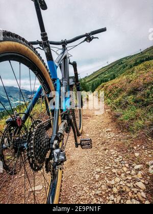 Mountainbike-Trail in den Schweizer Alpen oberhalb von Davos Graubünden. Enduro fahren. Davos Klosters Berge Stockfoto