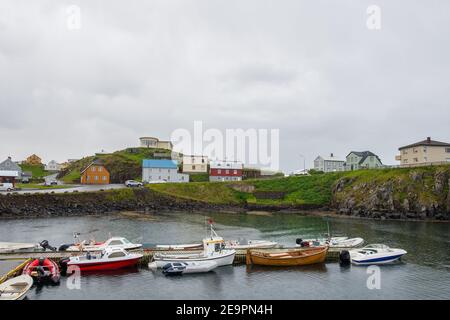 Gebäude und Boote in der Stadt Stykkisholmur auf Snaefellsnes Halbinsel In Westisland Stockfoto