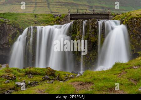 Kirkjufellsfoss Wasserfall in Snaefellsnes Halbinsel im Westen Islands Stockfoto
