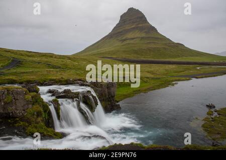 Kirkjufellsfoss Wasserfall in Snaefellsnes Halbinsel im Westen Islands Stockfoto