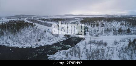 Verschneite Straßen und Wald in Panorama aus der Luft Stockfoto