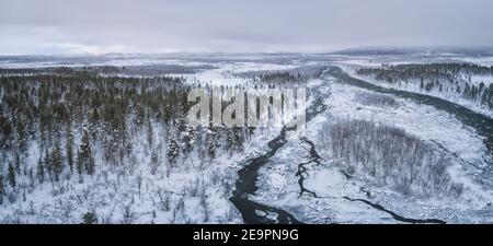 Eisiger Wald und Fluss aus der Luft in Panorama Stockfoto