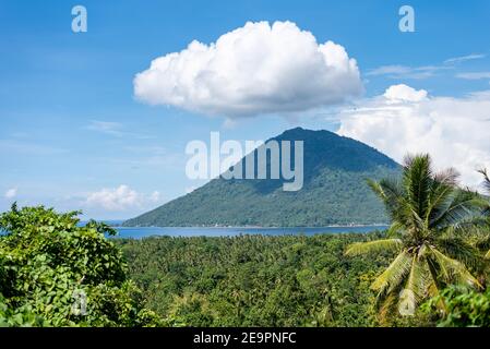 Bunaken Island, Taman National Bunaken, Manado Tua Island, Nord-Sulawesi, Indonesien Stockfoto