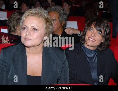Der französische Humorist Muriel Robin und ihre Freundin Anne nehmen an der Preisverleihung des Prix Raimu Teil, die am 18. Dezember 2006 im Pierre Cardin Theater in Paris, Frankreich, stattfand. Die "Raimu Awards" zeichnen die besten französischen Comicschauspieler, Regisseure und Produzenten des Jahres aus. Foto von Christophe Guibbaud/ABACAPRESS.COM Stockfoto