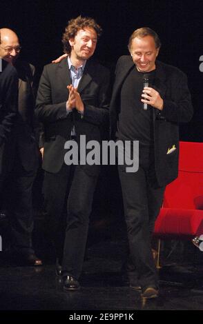 Der französische Schauspieler Fabrice Luchini und der französische TV-Moderator Stephane Bern bei der Einweihung seiner Wachsfigur am 18. Dezember 2006 im Musée Grevin in Paris, Frankreich. Foto von Nicolas Gouhier /ABACAPRESS.COM Stockfoto