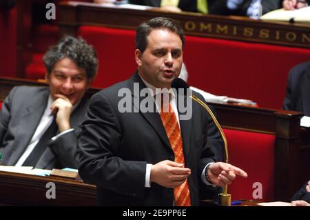 Der französische Gesundheitsminister Xavier Bertrand hält während der wöchentlichen Fragestunde an die Regierung am 19. Dezember 2006 in der französischen Nationalversammlung in Paris, Frankreich, eine Rede. Foto von Christophe Guibbaud/ABACAPRESS.COM Stockfoto