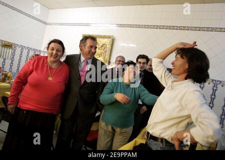 UDF-Chef Francois Bayrou besucht am 19. Dezember 2006 das Hammam "Yasmine" in Lyon, Frankreich. Foto von Corentin Fohlen/ABACAPRESS.COM Stockfoto