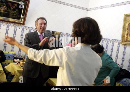 UDF-Chef Francois Bayrou besucht am 19. Dezember 2006 das Hammam "Yasmine" in Lyon, Frankreich. Foto von Corentin Fohlen/ABACAPRESS.COM Stockfoto